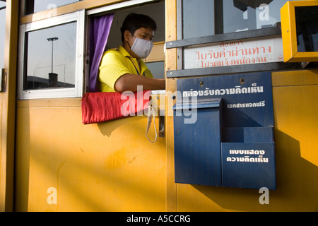 Biglietteria a pagamento nella città di Bangkok, in Thailandia strada che indossa maschere di filtro antinquinamento come protezione contro smog e fumi di scarico dei veicoli. Foto Stock