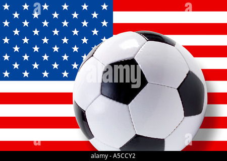 Pallone da Calcio contro l'americano (USA) bandiera Foto Stock