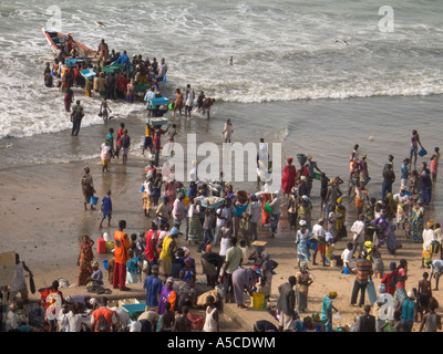 I pescatori riportare i pesci alla fine della giornata in Gambia Foto Stock