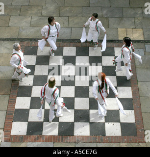 Oyster Morris donne che danzano sulla scacchiera nel centro di Hastings Foto Stock