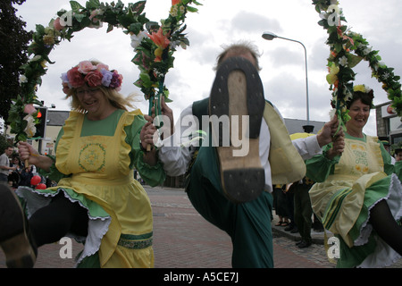 Il vescovo Gundulf Morris eseguendo una ghirlanda dance a Faversham Festival Hop Foto Stock