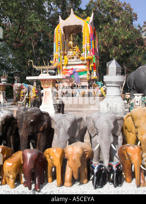 Brahma Phra Phrom santuario circondato da elefanti Laem Phromthep cape Phuket Thailandia Foto Stock