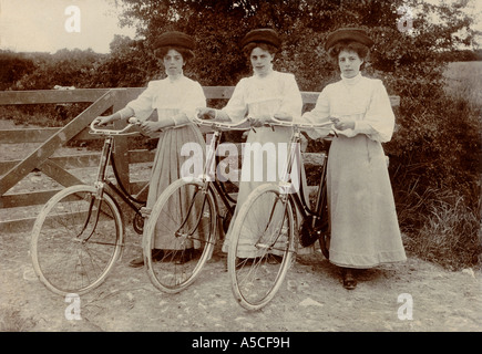 Fotografia originale di gruppo di ciclisti dama edoardiani che si godono la campagna, ricreazione ricreativa, passatempi, ciclismo d'epoca circa 1910, Regno Unito Foto Stock