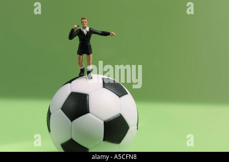 Arbitro immaginando in piedi sul calcio, close-up Foto Stock