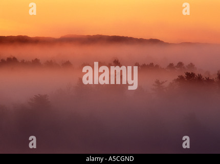 Nebbia di mattina avvolgenti creste inondate di luce alba maggiore Sudbury, Ontario, Canada Foto Stock