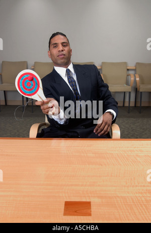 Colore immagine verticale di un African American business man in un abito gessato riproduzione di rimbalzo di destinazione Foto Stock