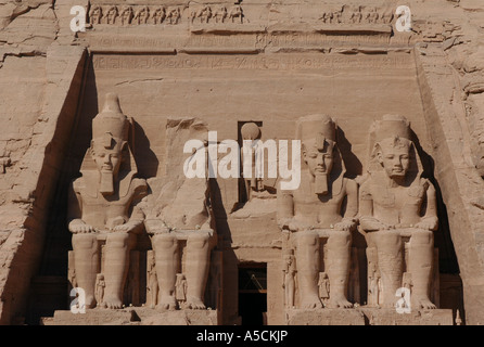 Sun enorme tempio di Abu Simbel decorata da 20 metri di altezza colossi di Ramesse II nei pressi di Aswan, Egitto Foto Stock