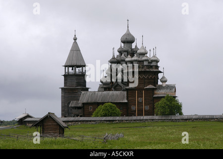 Kizhi Pogost con il famoso 22-legno a cupola chiesa della Trasfigurazione dal 1714 su Kizhi isola nel Lago Onega, Russia Foto Stock