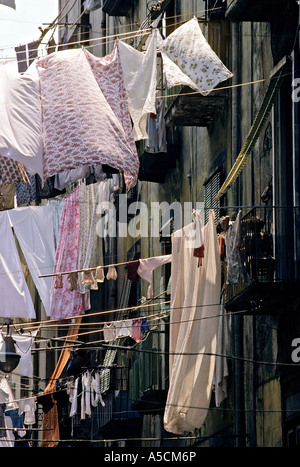 Il lavaggio appeso su linee in back street di Napoli Italia Foto Stock