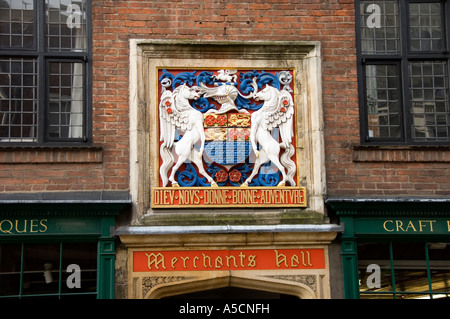 Primo piano di una cresta di placca all'ingresso della Merchant Adventurers Hall Fossgate York North Yorkshire England UK United Kingdom GB Great Britain Foto Stock