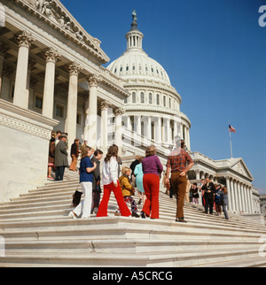 Il Campidoglio di Washington, DC, Stati Uniti d'America, Stati Uniti d'America. Turisti sul Campidoglio passi. Foto Stock