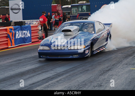 Ford Mustang, pro, modificato, trascinare, auto, facendo un burnout, di calore, i pneumatici, e, a, put un, strato di calde, pulite, gomma, Foto Stock