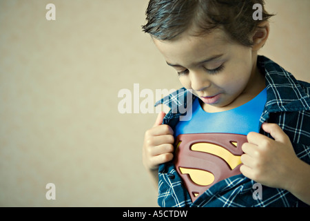 Bambino rivela il costume di Superman Foto stock - Alamy