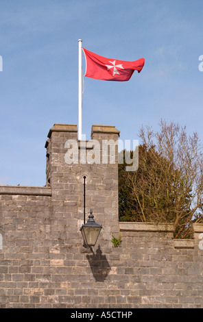 Bandiera della Croce di Malta che vola al Castello di Arundel, West Sussex. Foto Stock