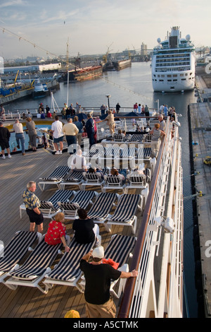 La nave di crociera le attività e la vita a bordo della Holland America nave da crociera ms Veendam durante sail away parte Tampa Florida Foto Stock