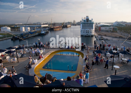 La nave di crociera le attività e la vita a bordo della Holland America nave da crociera ms Veendam durante sail away parte Tampa Florida Foto Stock