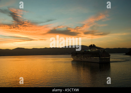 Princess Cruises Coral Princess arrivando Acapulco a sunrise Foto Stock