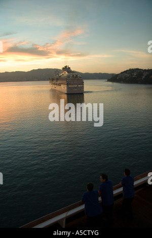 Princess Cruises Coral Princess arrivando Acapulco a sunrise Foto Stock