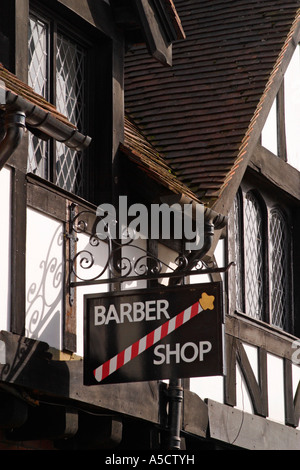 Segno oscillante sopra un barbiere in Arundel, Sussex, Regno Unito Foto Stock