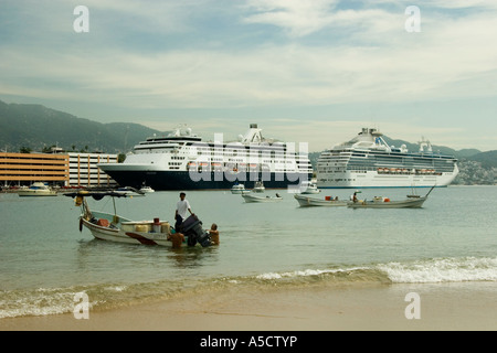 Princess Cruises Coral Princess e Holland America ms Veendam presso la banchina del porto di Acapulco Foto Stock