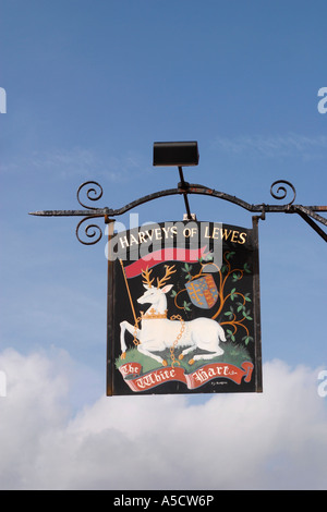 Pub oscillante segno per il White Hart public house in Arundel, West Sussex. Foto Stock