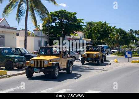 Vista panoramica di St Martin French West Indies che mostra 4 ruote motrici in Marigot town main street Foto Stock