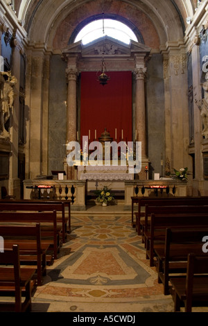 Mafra National Palace e convento in Portogallo. Appartenne all'ordine francescano. Edificio in stile barocco. Foto Stock