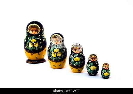 Cinque bambole russe in sequenza isolata su bianco. Foto Stock