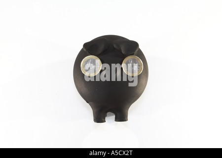 Salvadanaio con monete in occhi. Occhi solo per il denaro Foto Stock
