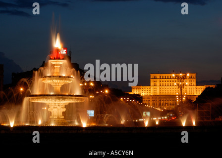 La Romania Bucarest. Union Square (Piata Unirii) e il Palazzo del Parlamento (Palatul Poporului) in background. Foto Stock