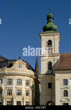 La ROMANIA SIBIU. 2007 Capitale Europea della Cultura. Il Credito fondiario Bank Building (1906) e la chiesa cattolica romana a Piata Mare Foto Stock