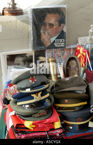 FYROM Ex Repubblica Iugoslava di Macedonia. Pressione di stallo di Skopje in Piazza Makedonija con oggetti da collezione da Tito il momento. Foto Stock