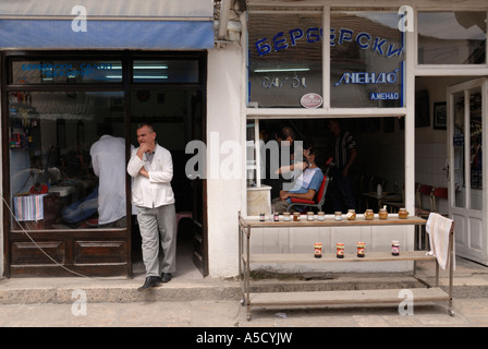 FYROM Ex Repubblica Iugoslava di Macedonia. SKOPJE negozi di barbiere nel Vecchio Bazar, Carsija il quartiere turco Foto Stock