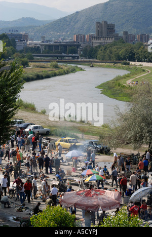 FYROM Ex Repubblica Iugoslava di Macedonia. SKOPJE Roma il mercato delle pulci lungo il fiume Vardar, sulla riva sinistra. Foto Stock