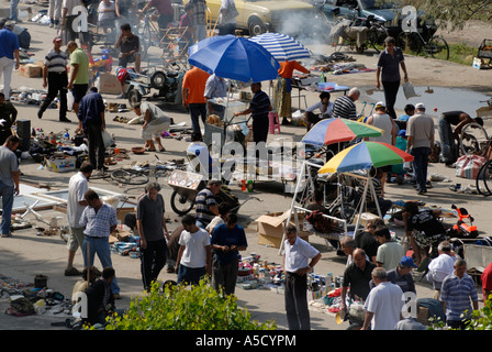 FYROM Ex Repubblica Iugoslava di Macedonia. SKOPJE Roma il mercato delle pulci lungo il fiume Vardar, sulla riva sinistra. Foto Stock