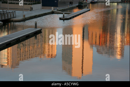 Riflessioni nel Grand Union Canal a Paddington Basin a Londra Foto Stock