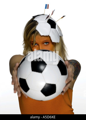 La donna da Paesi Bassi tenendo fuori pallone da calcio Foto Stock