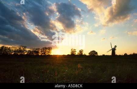 Tramonto sulla Norfolk Broads, turf fen mill, Norfolk, Inghilterra Foto Stock