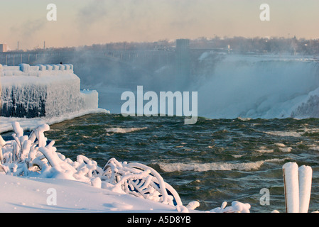 Guardando sopra le Cascate del Niagara in inverno Foto Stock