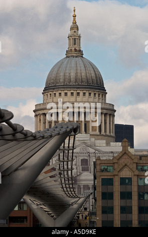 St Pauls Cathedral uno dei top di Londra Attrazioni turistiche visto dalla banca del sud con il Millennium Bridge in primo piano Foto Stock
