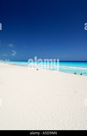 Playa Marlin parte della lunga spiaggia di Cancun della penisola dello Yucatan in Messico Foto Stock