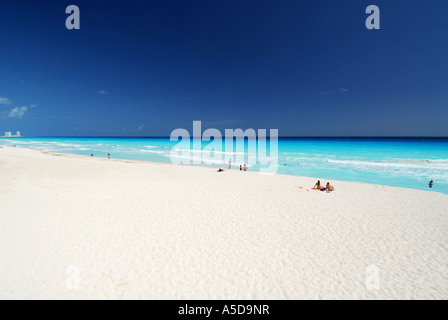 Playa Marlin parte della lunga spiaggia di Cancun della penisola dello Yucatan in Messico Foto Stock