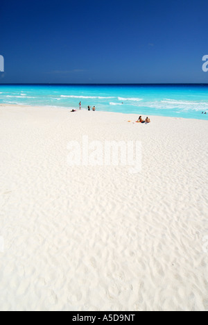 Playa Marlin parte della lunga spiaggia di Cancun della penisola dello Yucatan in Messico Foto Stock