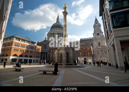 Paternoster square esterno destro del London Stock Exchange con St Pauls Cathedral in background Foto Stock