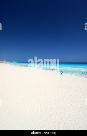 Playa Marlin parte della lunga spiaggia di Cancun della penisola dello Yucatan in Messico Foto Stock