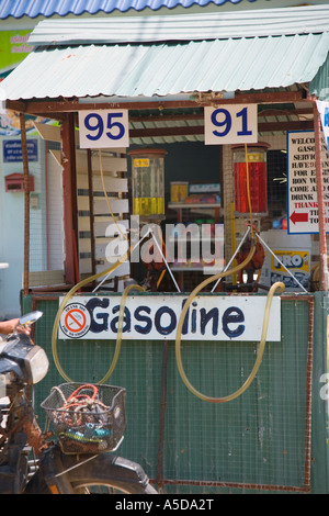 Vecchia stazione di rifornimento di benzina asiatica o di benzina di 2007 stranieri, con le pompe a mano, capannone, chiosco o capanna vicino alla stazione di spiaggia di Krabi, Ao Nang, Tailandia Foto Stock