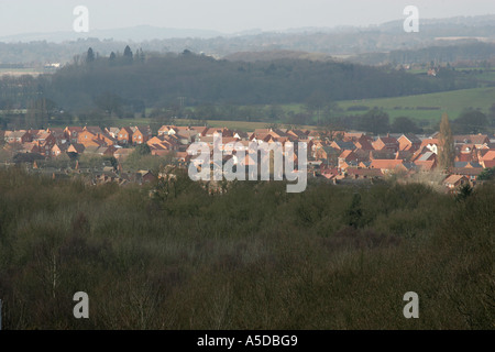 Vista di Brockhill, una moderna proprietà immobiliare vista attraverso boschi a Redditch, una nuova città nel Worcestershire, Inghilterra Foto Stock