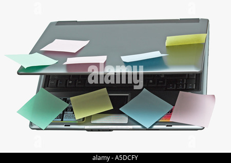 Note adesive su laptop close up Foto Stock