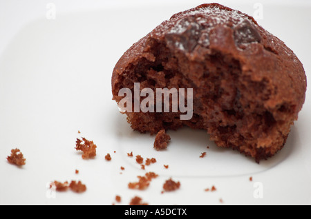 Mezza mangiato muffin al cioccolato con le briciole Foto Stock