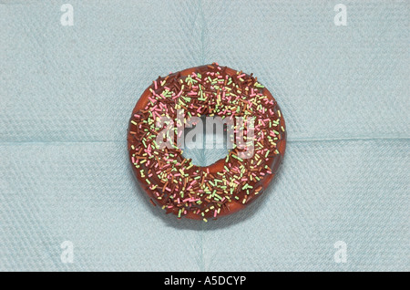 Ciambella di cioccolato con un pizzico sul tovagliolo vista in elevazione Foto Stock
